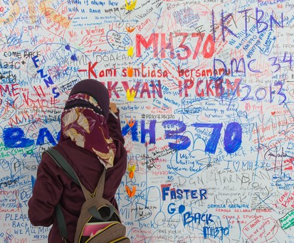 Gedenkwand für die Opfer von MH370: Gibt es bald eine neue Suche?