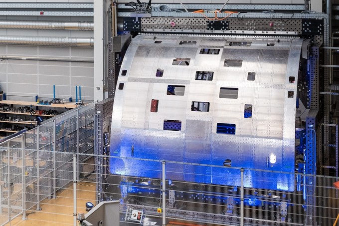 System Integration Bench: Das Frachttor wurde aus Metall nachgebaut - mit Aussparungen, damit es nicht schwerer ist als das Original aus Verbundwerkstoffen.