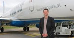 People's-Chef Thomas Krutzler vor der Embraer E170: Der Jet wird im Sommer gewartet.