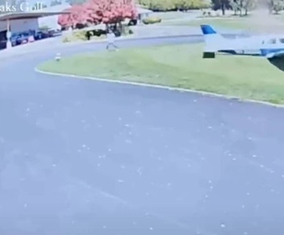 Kleinflugzeug verfehlt Golfer nur knapp