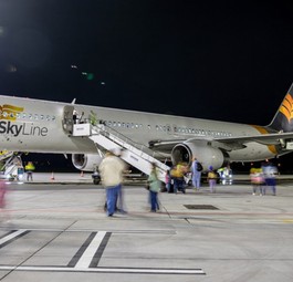 Boeing 757 in den Farben von Skyline Express: In Warschau Radom der größte Flieger.