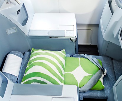 Zum Bett umgebauter Business-Class-Sitz im A330 von Finnair: Einsteigen in London.