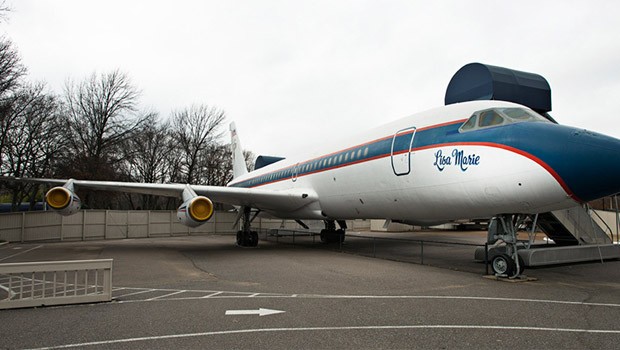Seit 30 Jahren steht die Convair 880 auf Graceland. Elvis hatte den Passagierjet 1975 von Delta Air Lines gekauft. Bei der Fluglinie hatte er die Kennzeichnung N880EP getragen. Der King zahlte für den Flieger 250'000 Dollar.