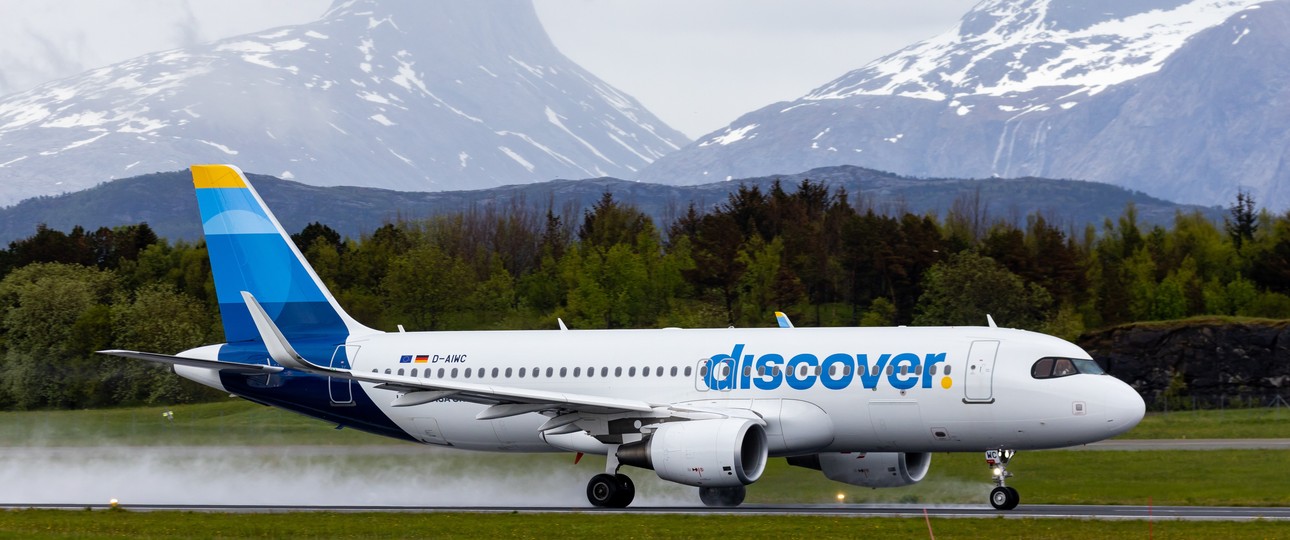 Flugzeug von Discover Airlines (hier in Bodø): Powerbanks dürfen noch mit in die Kabine, aber nicht mehr benutzt werden.