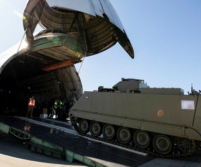 Antonov An-124 in Australien: Vier Transportpanzer geladen.