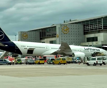 Gestürzte Boeing 787: Das Heck ragt in den Himmel.