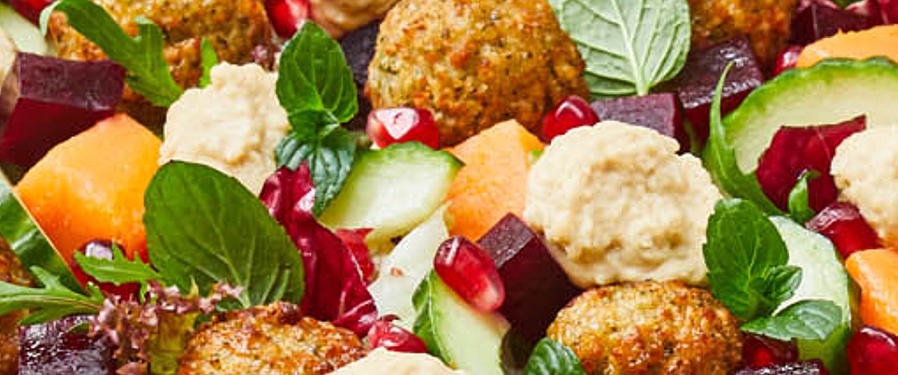 Falafel-Tahini-Salat: Ist nun in Lufthansas Economy Class auf Europaflügen zu kaufen. Über das Business-Class-Konzept verrät die Fluglinie noch nicht viel.