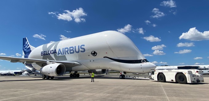 ... den anderen fünf Beluga XL, die auf beiden Seiten offene Augen haben.