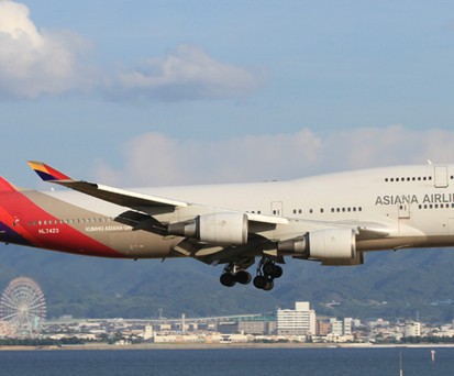 Eine zum Frachter umgebaute Boeing 747-400 von Asiana: Während das hier im Bild sichtbare Exemplar noch fliegt, wird ein anderes nach langer Pause bald erst wieder abheben.