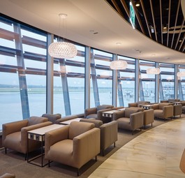Von der Lounge aus sieht man das Vorfeld.