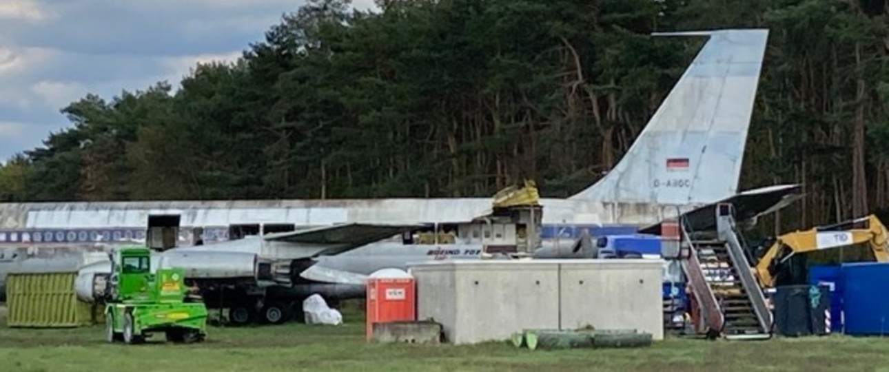 Die historische Boeing 707 auf dem Gelände des ehemaligen Flughafens Berlin-Tegel. Auf diesem Bild besteht sie noch aus einem Teil.