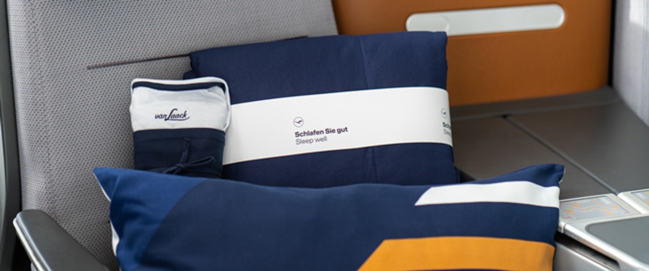 Schlafshirt, Decke und Kissen: Das neue Business-Class-Bettzeug auf Lufthansas Langstreckenflügen.
