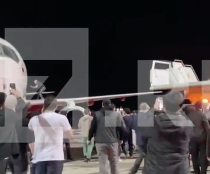 Ein Video der russischen Zeitung Iswestija zeigt die Szenen auf dem Vorfeld.