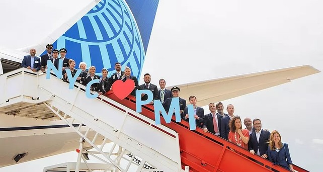 United Airlines feiert den Erstflug 2026 nach Mallorca: Die Airline fliegt im Sommer Newark-Mallorca sechsmal pro Woche.