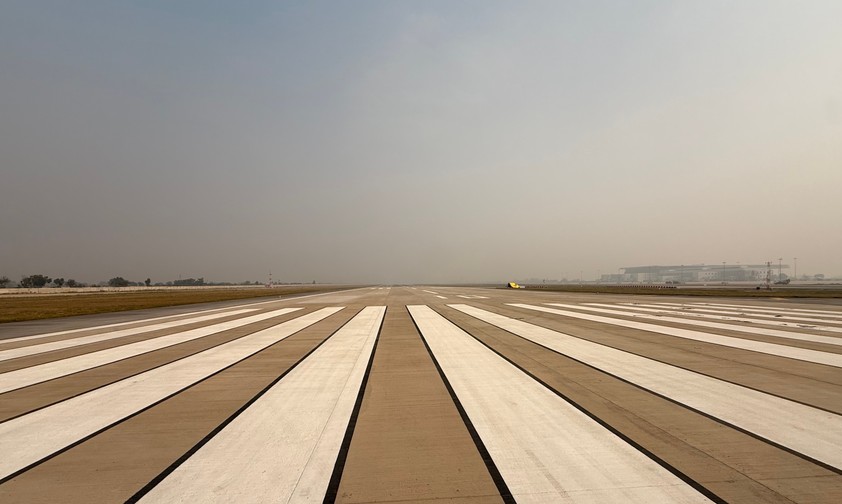 Blick auf die Piste 10/28 des Flughafens Noida.