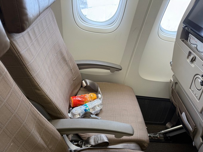 Dabei fällt auf einem 12-Stunden-Flug eine beträchtliche Menge an Abfall an.