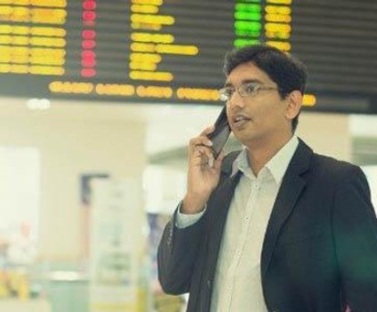 Passagier mit Handy: In London Heathrow können sie unbesorgt ihren Akku leer telefonieren.