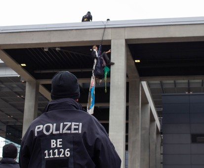 Demonstrant seilt sich vom Terminal 1 ab: Der erste Eröffnungstag war auch von mehreren Protesten geprägt. Während Taxifahrer in einer Sternfahrt gegen Regelungen von Fahrgastaufnahmen protestierten, machten Umweltschützer am und im Terminal auf sich aufmerksam.