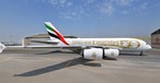 Die Jubiläumsbeklebung auf dem Airbus A380 von Emirates: Das Wort Emirates im United Arab Emirates ist etwas größer geschrieben.