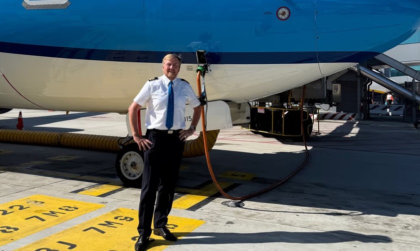 König Willem Alexander vor einer Boeing 737 von KLM: Der König fliegt zwei bis dreimal pro Monat.