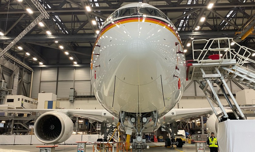 ... die Lufthansa-Tochter die Maschine mehr als anderthalb Jahre ausgerüstet hatte.