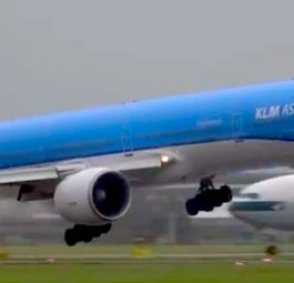 Heikler Moment: Die Boeing 777 kippt nochmal.