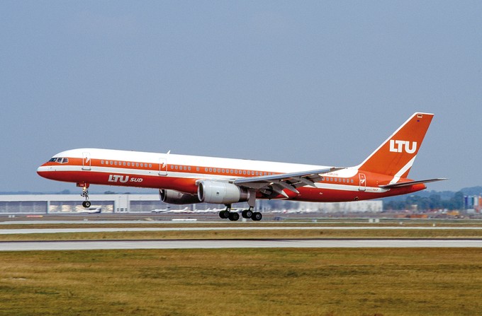 Die Boeing 757-200 mit dem Kennzeichen D-AMUW wurde im November 1987, kurz nach dem Markenwechsel von der ursprünglichen LTS zu LTU Süd, an die Münchner Tochter ausgeliefert. Sie blieb anschließend bis 2003 in Diensten der LTU-Familie.