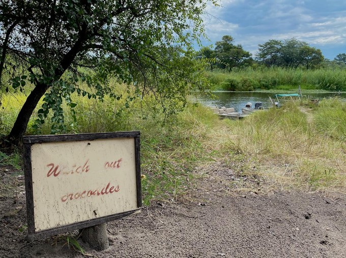 Krokodilwarnung am Kwando River
