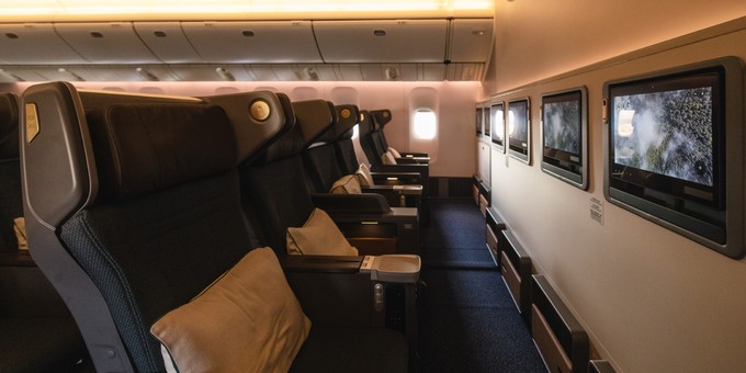 Die verbesserte Premium Economy (48 Sitze) bietet neue Sitzpolster, ledergepolsterte Fußstützen sowie Kopfstützen mit Flügeln für mehr Privatsphäre. Die Konfiguration ist 2-4-2.