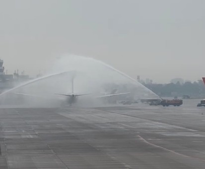 Austrian Airlines' erster Dreamliner bekommt in Düsseldorf Wassersalut