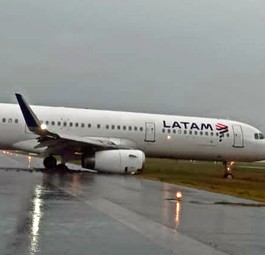 Der Airbus A321 von Latam kam neben der Piste zum Stillstand.