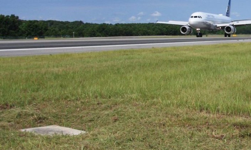 Die Start- und Landebahn von Savannah mit dem Grabstein.