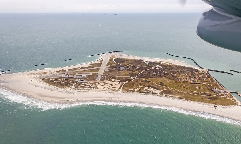 Der Flugplatz mit drei kurzen Pisten liegt auf Helgoland-Düne.