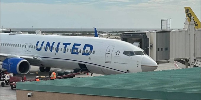 Eine United-Boeing 737 mit einer Nase in der alten Lackierung.