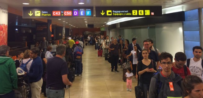 Schlange vor der Grenzkontrolle in Madrid.