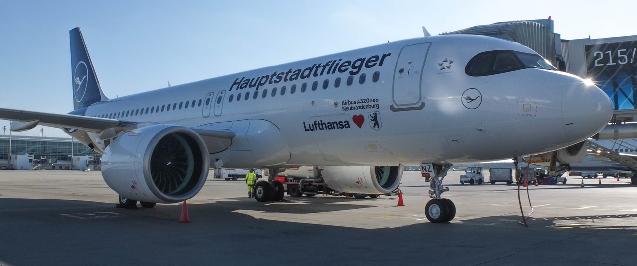 Lufthansas Airbus A320 Neo mit dem Kennzeichen D-AINZ und Spezialbeklebung in der Münchner Sonne: Der Jet ...