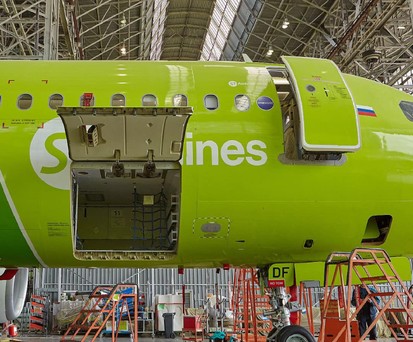 Jet von S7: Russische Airlines brauchen Ersatzteile.