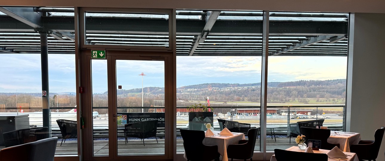 Eine Aussicht wie diese ist in einer Airport-Lounge nicht selbstverständlich. Unter anderem genau deswegen entschied man sich bei Swissport, eine neue Lounge der höchsten Kategorie zu eröffnen.