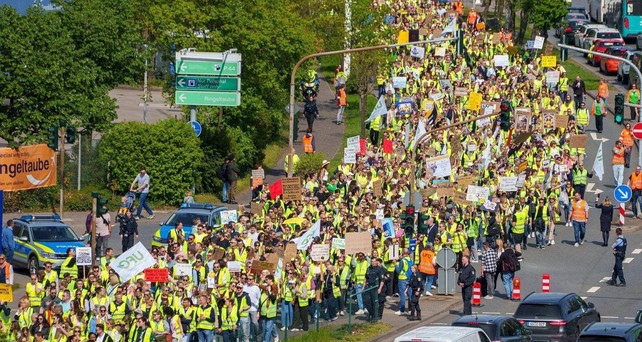 Protest der Lufthansa-Belegschaft am 15. April in Frankfurt: Über 1000 Angestellte zogen am Hangar One vorbei in dem der Konzern-Vorstand eine Gala zum Jubiläum abhielt.