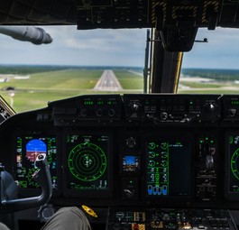 Piloten in einem C-27-Transportflugzeug der litauischen Luftwaffe bei einer Übung im Jahr 2022: Das Manöver im Juni 2023 wird größer.