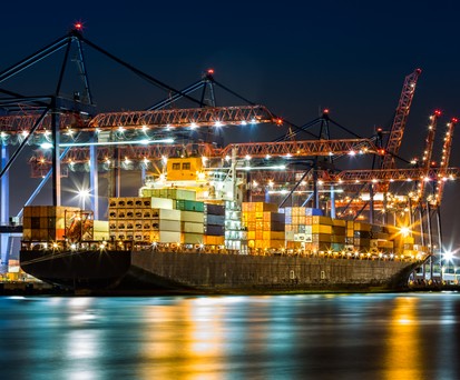 Containerschiff im New Yorker Hafen: Die Kapazitäten sind knapp.