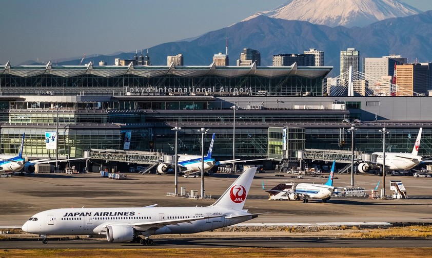 Flughafen Tokio-Haneda mit dem Fuji im Hintergrund: Japanische Airlines sollen sich bei Inlandsflügen künftig abstimmen.