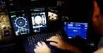 Pilot im Cockpit von British Airways: Fotos während der Arbeit nicht mehr erlaubt.