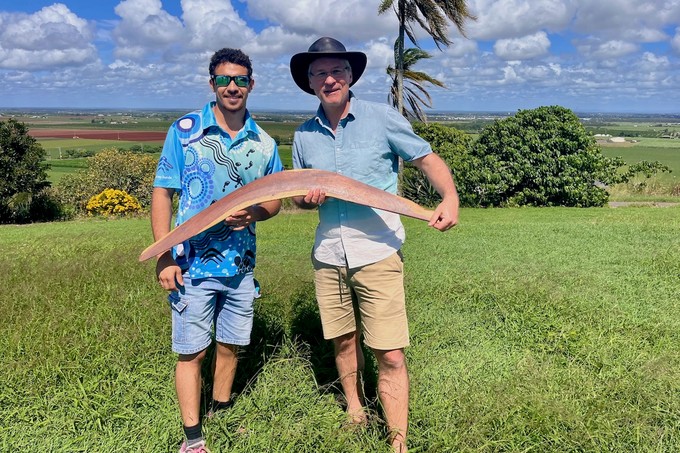 Autor und Aborigine mit Boomerang
