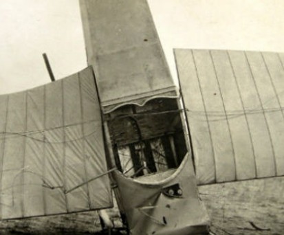 Absturz eines Flieger 1914: Da hätte wohl auch die neue Technik nicht mehr geholfen.