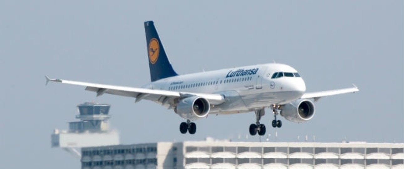 Lufthansa-Airbus landet in Frankfurt: Die Zeichen stehen vorsichtig auf Entspannung.