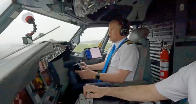 König Willem-Alexander bei seinem letzten Flug mit einer Boeing 737: Er lässt sich nochmals umschulen.