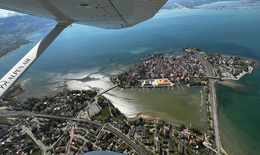 Rundflug zur Aero Friredrichshafen: Blick auf die Insel Mainau