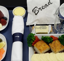 Mahlzeit von British Airways: Auf einigen Flügen gibt es weniger Essen.