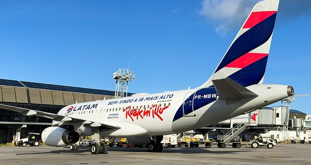 Der Airbus A319 von Latam mit der Bekelbung zu Rock in Rio 2026: Die Airline ist Sponsore und zeigt das.